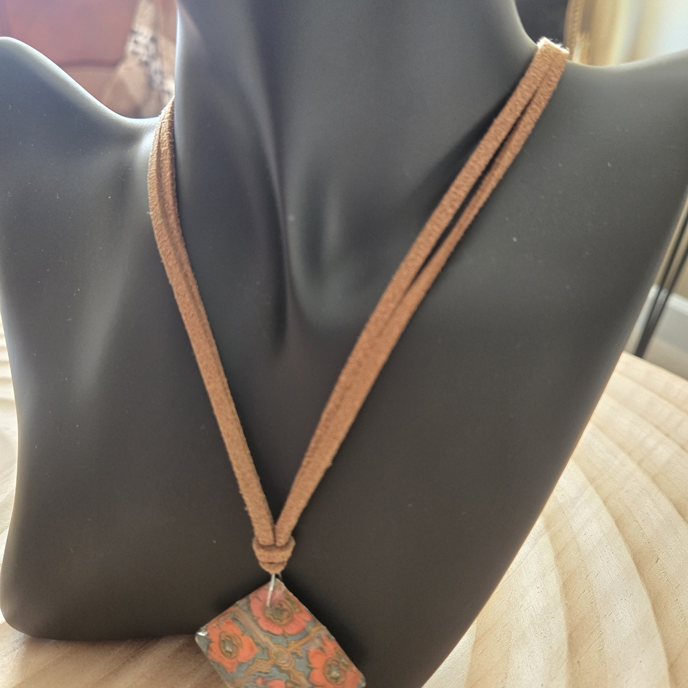 Vintage Liz Claiborne Bohemian Brown Suede Necklace With Floral Pendant - Picture 3 of 6